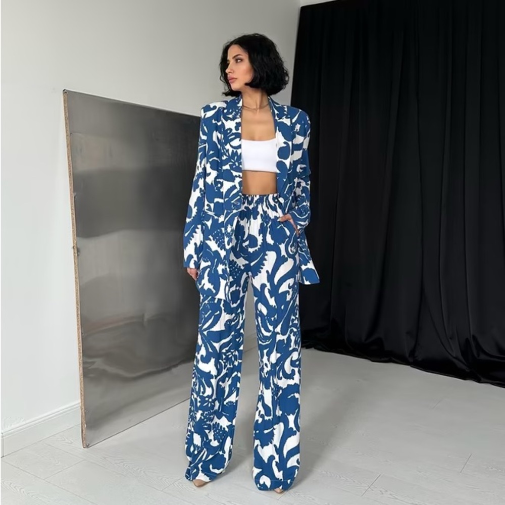 Elegant Blue and White Patterned Pantsuit